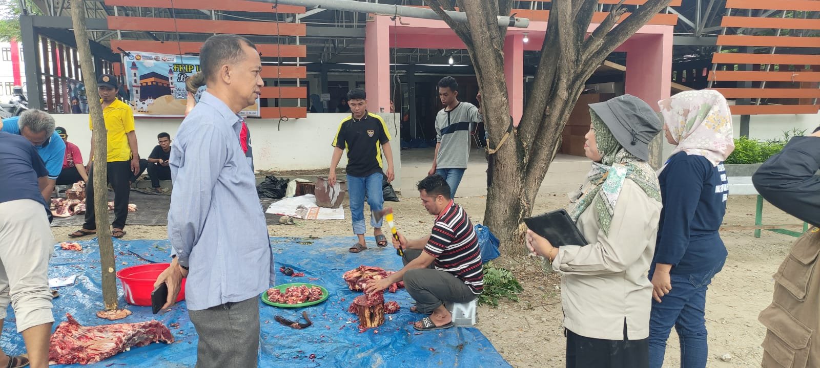 Wawancara dengan tenaga kesehatan saat pemotongan hgewan Kurnab di FKIP Univeristas Tadulako
